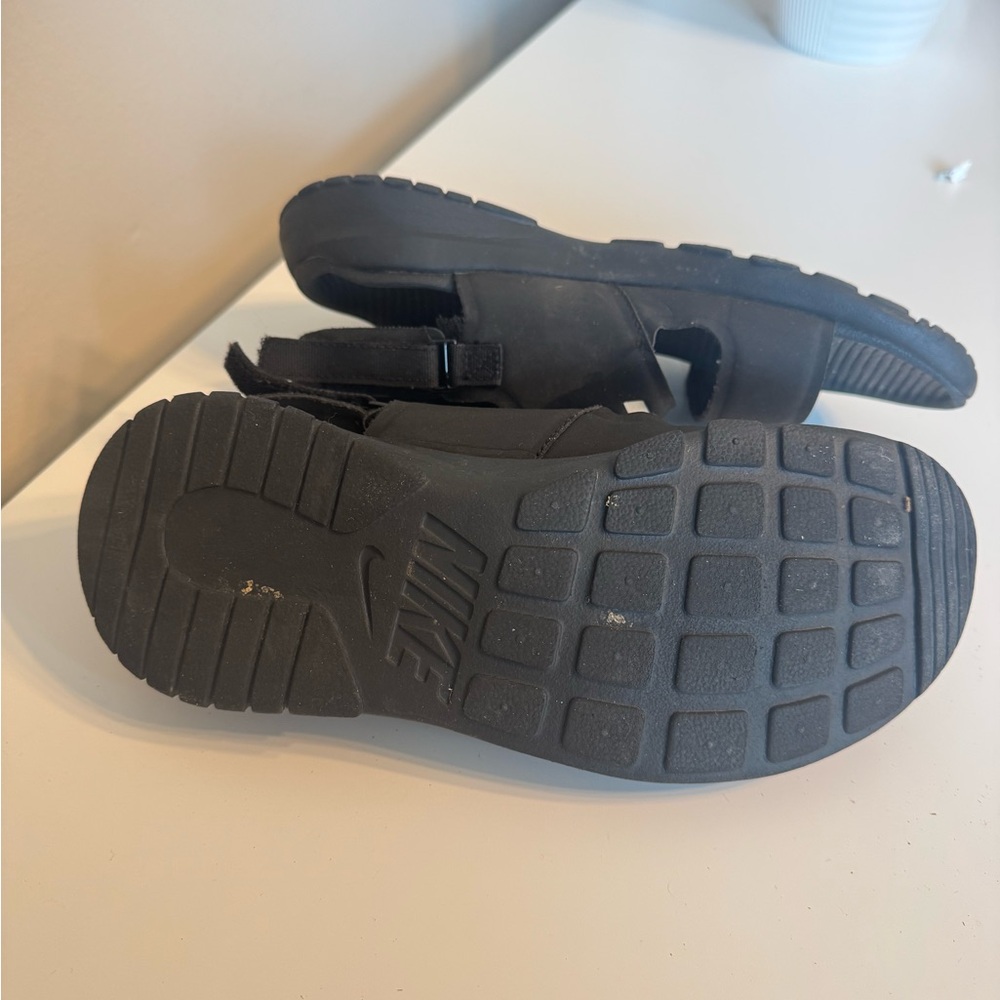 Nike Black Strap Sandals - Picture 5 of 5